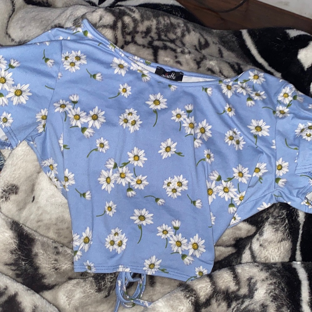 Cute crop top with opening in back
